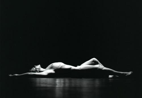 Fotografia de Miguel - Galeria Fotografica: Desnudos artisticos locacion & studio - Foto: Tendido en el escenario