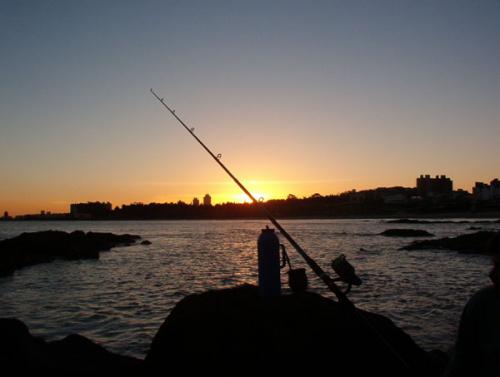 Fotografia de Red21 - Galeria Fotografica: Siluetas pescando - Foto: El equipo y el mate.