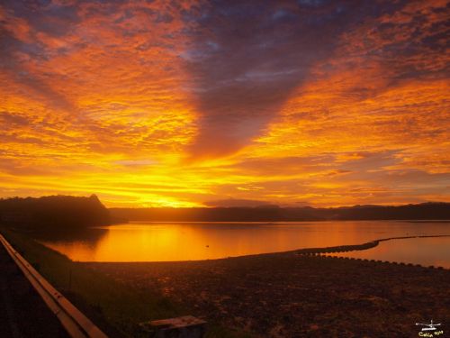 Fotografia de Hctor Coln Aguilar - Galeria Fotografica: Mirando la cascada - Foto: Amanecer en la cortina de Penitas