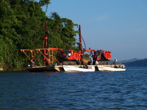 Fotografia de Hctor Coln Aguilar - Galeria Fotografica: Mirando la cascada - Foto: Travesia