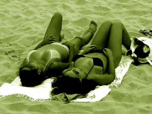 Fotografia de angel azul - Galeria Fotografica: en la playa - Foto: tomando el sol