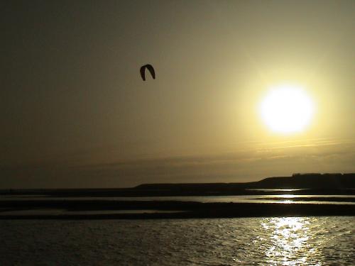 Fotografia de Sin Nombre - Galeria Fotografica: Seleccin - Foto: Kite Surfing into the Sunset