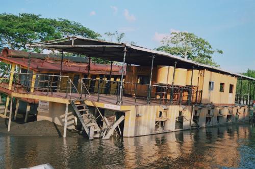 Fotografia de Bach - Galeria Fotografica: En mi paso por Barrancabermeja (Colombia) - Foto: Ellos tambin mueren  II