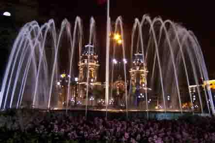 Fotografia de FERREFI - Galeria Fotografica: Lima Iluminada - Foto: Catedral de Fondo - Lima - Per