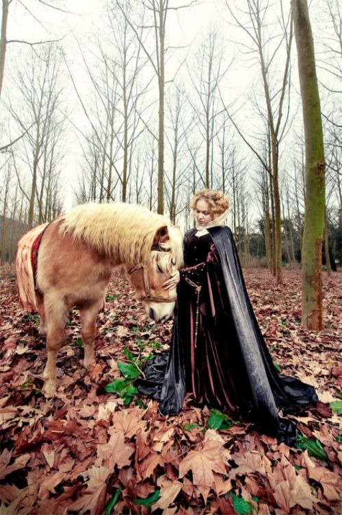 Fotografia de Costurero Real - Galeria Fotografica: Vestuario - Foto: La Reina con su Corcel