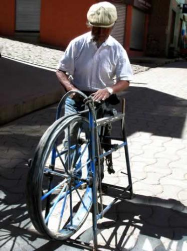 Fotografia de camilo perdomo - Galeria Fotografica: ms suramerica - Foto: afilador de cuchillos (copacabana bol)