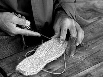 Fotografia de Cranc - Galeria Fotografica: Oficios de mi tierra - Foto: Confeccionando alpargatas