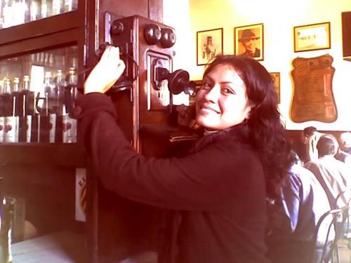Fotografia de Lisilsa - Galeria Fotografica: Fotografiando a una amiga mia - Foto: Joana en el Queirolo queriendo llamar...jijiji