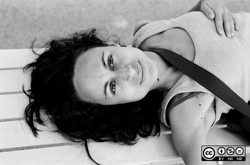 Fotografia de Nria Claveria - Galeria Fotografica: Faces - Copyright Nuria Claveria 2008 - Foto: Girl on a bench