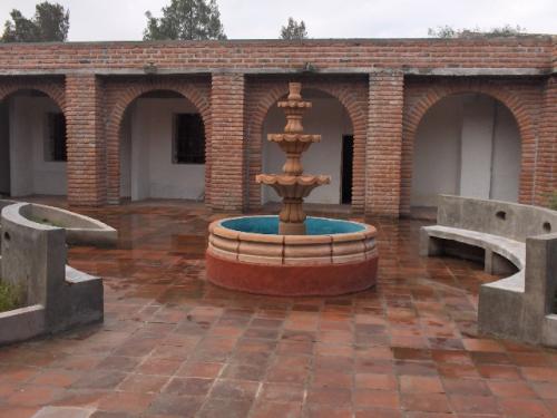 Fotografia de Ismael Torres - Galeria Fotografica: De aqu y de all - Foto: La parte trasera de la religion