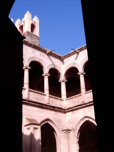 Fotografia de Ismael Torres - Galeria Fotografica: De aqu y de all - Foto: Entre las sombras el fuerte