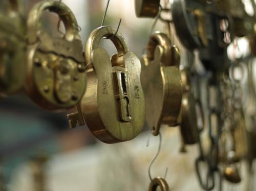 Fotografia de Antique Cameras - Galeria Fotografica: MIRANDO A LA CAMARA - Foto: VIEJOS  CANDADOS							