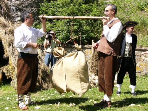 Fotografia de Vickydp - Galeria Fotografica: ETNOGRAFA - Foto: PESANDO LOS SACOS