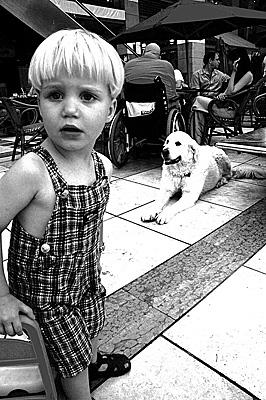 Fotografia de Ignacio Cohen - Galeria Fotografica: Retratos - Foto: El lisiado, su perro, su hijo