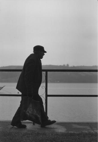 Fotografia de Hector Yaez Linnebrink - Galeria Fotografica: ultimas fotos tomadas en blanco y negro - Foto: el viejito del muelle