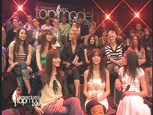 Fotografia de make-up artist - Galeria Fotografica: espectculos - Foto: Heidi Klum con el resto de las concursantes