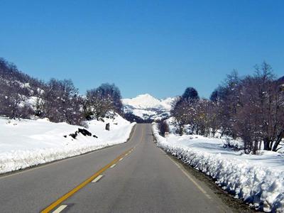 Fotografia de Guillermo F. Fern�ndez - Galeria Fotografica: Paisajes Patag�nicos I - Foto: Camino de los 7 Lagos - Un poco de nieve