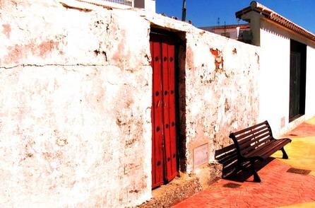 Fotografia de Santaolalla - Galeria Fotografica: casas y cosas - Foto: banco junto a la puerta roja