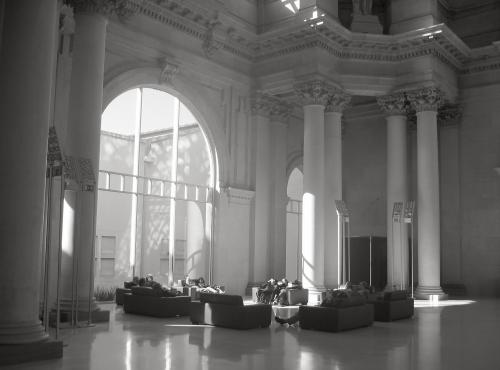 Fotografia de Antonio Marset - Galeria Fotografica: FotoGrafismos dos - Foto: Vestbulo del MNAC (Barcelona) 2005