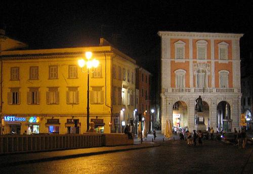 Fotografia de Antonio Marset - Galeria Fotografica: FotoGrafismos dos - Foto: Nocturno 1 (Pisa) 2005