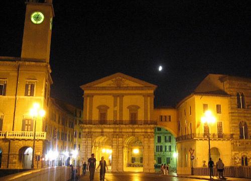 Fotografia de Antonio Marset - Galeria Fotografica: FotoGrafismos dos - Foto: Nocturno 2 (Pisa) 2005