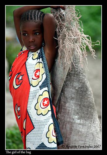 Fotografia de Agustin Fernandez - Galeria Fotografica: Zanzibar Brushstrokes - Foto: The girl of the bag