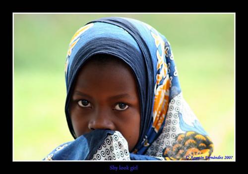 Fotografia de Agustin Fernandez - Galeria Fotografica: Zanzibar Brushstrokes - Foto: Shy look girl
