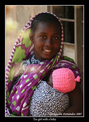 Fotografia de Agustin Fernandez - Galeria Fotografica: Zanzibar Brushstrokes - Foto: Girl with a baby