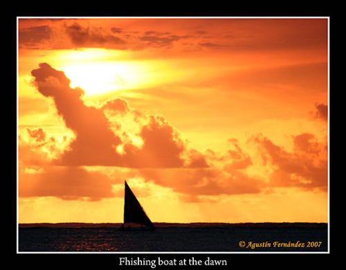 Fotografia de Agustin Fernandez - Galeria Fotografica: Zanzibar Brushstrokes - Foto: Fhising boat at Dawn