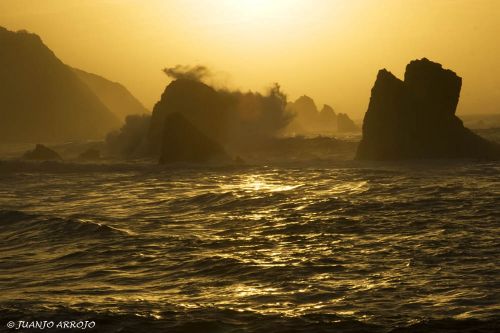 Fotografia de JUANJO ARROJO - Galeria Fotografica: toques de asturias - Foto: Islotes costa de Cudillero