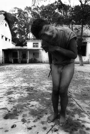 Fotografia de Nueva Dimension - Galeria Fotografica: Hospital Siquiatrico Etchepare - Foto: Pabellon Peligrosos, Ni�o