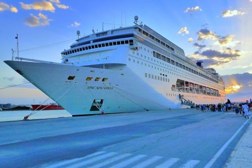 Fotografia de IsidroNIKON - Galeria Fotografica: Remolcador en peligro - Foto: Salida de puerto