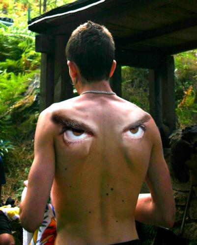 Fotografia de Oriol - Galeria Fotografica: frases fetes visuals - Foto: Tenir ulls a l'esquena