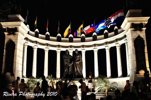 Fotografia de Fotgrafo de Guayaquil Carlos Rivera - Galeria Fotografica: Fotos de Guayaquil Ecuador, retratos y mas - Foto: Emiciclo la Rotonda Guayaquil