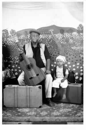 Fotografia de El Palacio del Retrato - Galeria Fotografica: Retratos Minuteros - Foto: El abuelo y su nieto