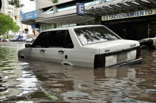Fotografia de ph. Santiago Trusso - Galeria Fotografica: STs Journalism - Foto: Buenos Aires Inundada - Pleno barrio de Palermo.