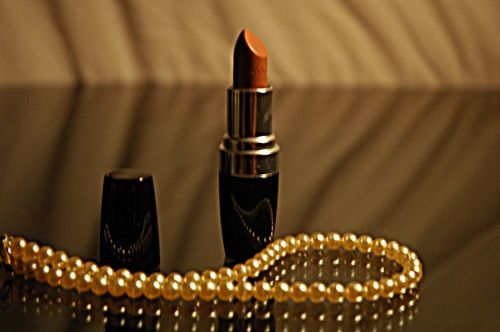 Fotografia de Tanya - Galeria Fotografica: Stock - Foto: Barra de labios y perlas