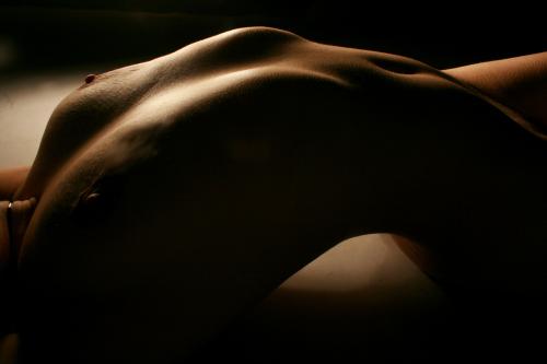 Fotografías mas votadas » Autor: Manel Garcia - Galería: Mis visiones del desnudo (V) - Fotografía: Curvas en la sombr