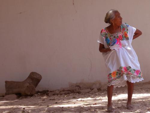 Fotografia de Tebar - Galeria Fotografica: Retratos de la sociedad - Foto: Una mujer de avanzada edad vendiendo pañuelos