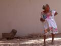 Foto de  Tebar - Galería: Retratos de la sociedad - Fotografía: Una mujer de avanzada edad vendiendo pañuelos