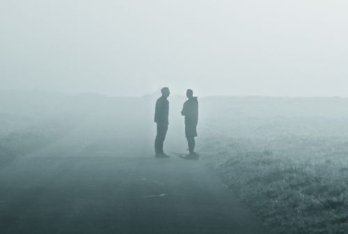 Fotografia de Evelio Alonso Fuentes - Galeria Fotografica: Dinamarca - Foto: Amigos conversando en la niebla.