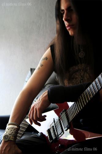 Fotografia de El Mittote Films - Galeria Fotografica: SERIE MAGNIFICAT - Foto: DETALLE GUITARRA