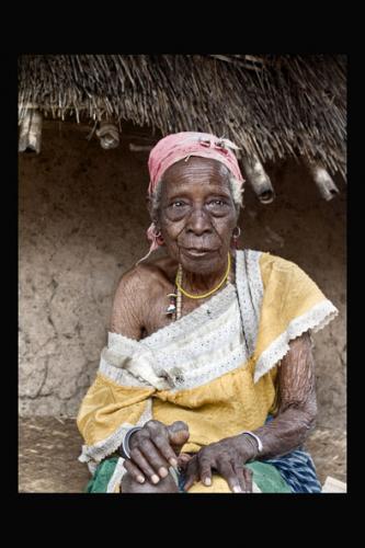 Fotografia de gabriel j. garcia - Galeria Fotografica: senegal(diolas y bassaris) - Foto: anciana bassari