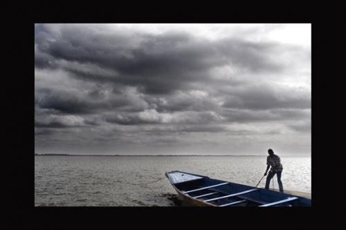 Fotografia de gabriel j. garcia - Galeria Fotografica: paisajes - Foto: el hombre de la barca. senegal