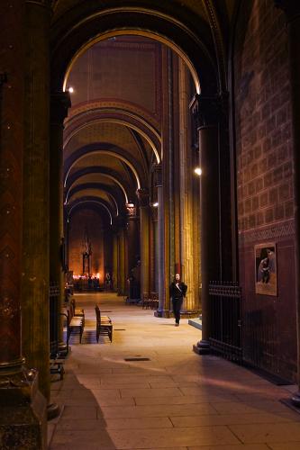 Fotografia de Andrs Lozano - Galeria Fotografica: Los viajes del Capitn Tan - Foto: Buscando la luz en una Iglesia de Paris