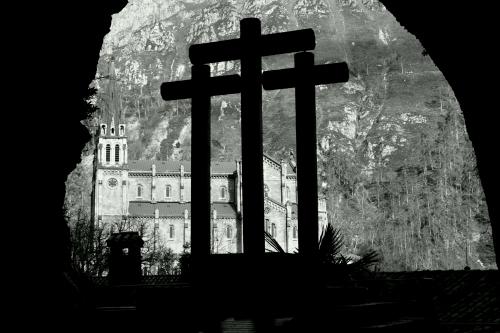 Fotografia de Azair - Galeria Fotografica: cerca o lejos - Foto: gruta covadonga
