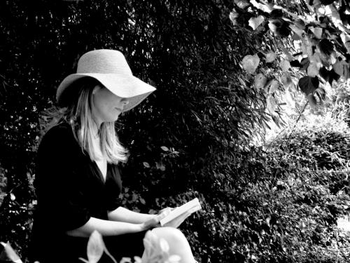 Fotografia de miguelillo_as - Galeria Fotografica: SESION ROSA - Foto: la soledad de la lectura