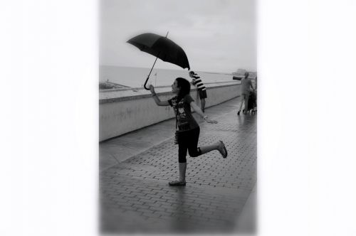 Fotografia de PACO GARRIDO - Galeria Fotografica: VIAJES - Foto: LA CHICA DEL PARAGUAS