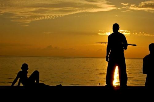 Fotografia de TravelClimbing - Galeria Fotografica: Suea el Malecn... - Foto: Pescador habanero