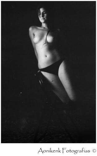 Fotografia de Aonikenk.fotografias - Galeria Fotografica: Figuras al Desnudo - Foto: Sostente desde la iluminacion